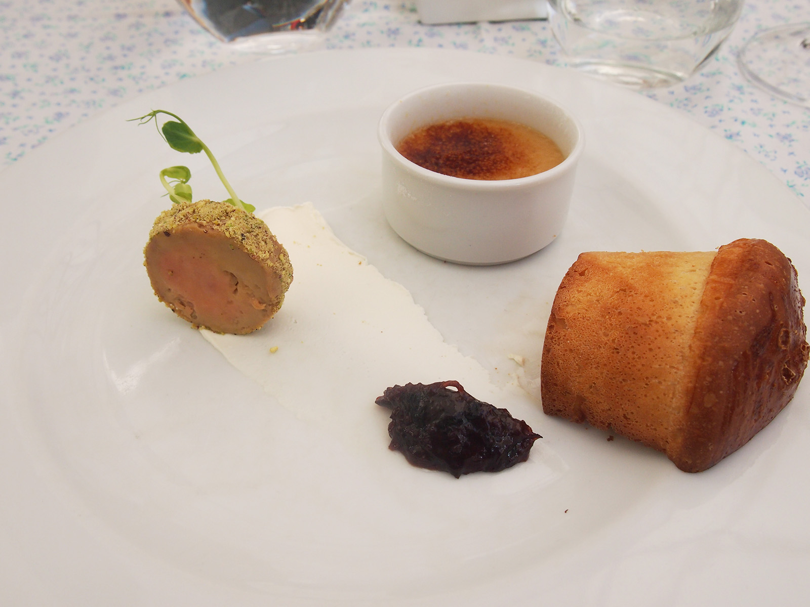 Creme brulée z kachních jater foie gras s rozpečenou brioškou