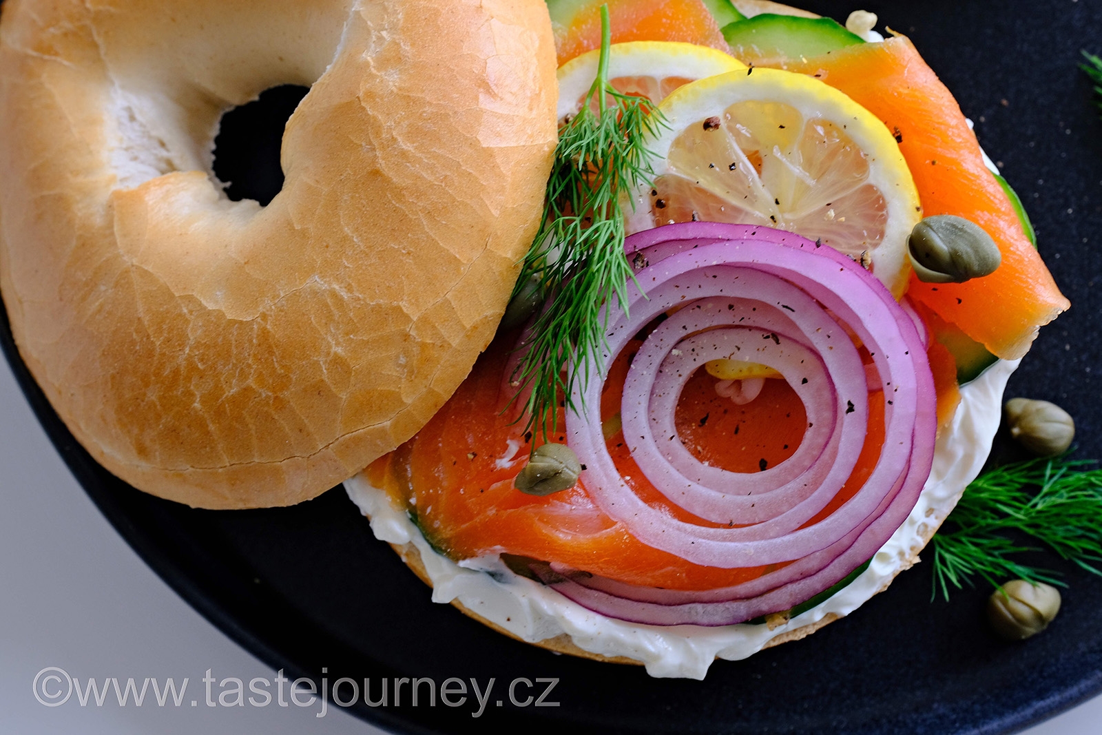 Uzený losos se smetanovým krémem na bagelu je opravdová pochoutka