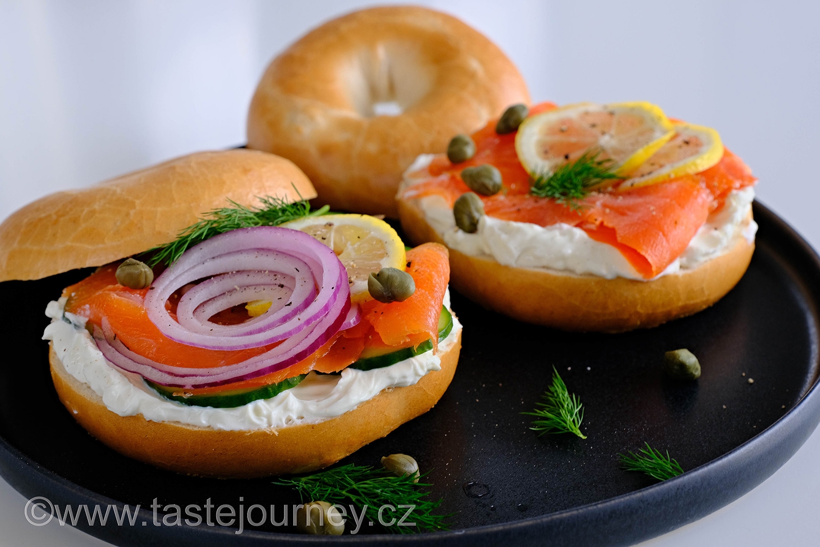 Červená cibule, kapary a snítky kopru dodají bagelům tu správnou chuť