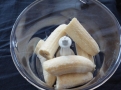 Zmrzlé banány dejte do mixéru