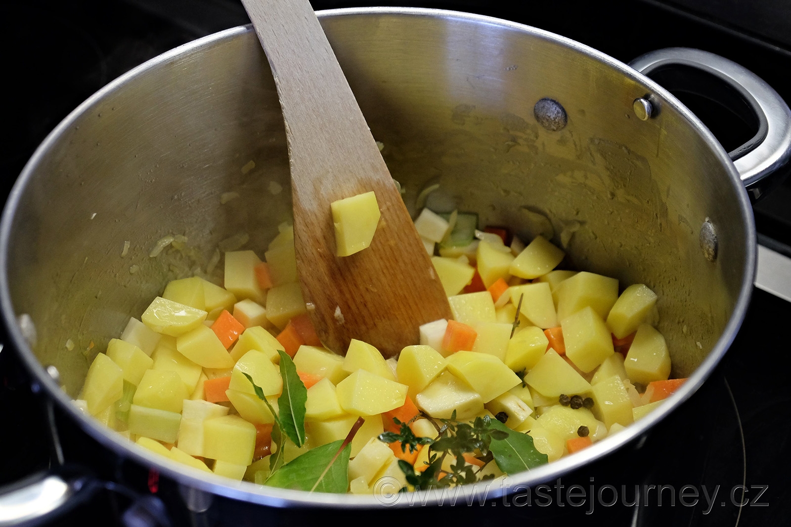 Zeleninu je dobré osmahnout na másle a přidat brambory