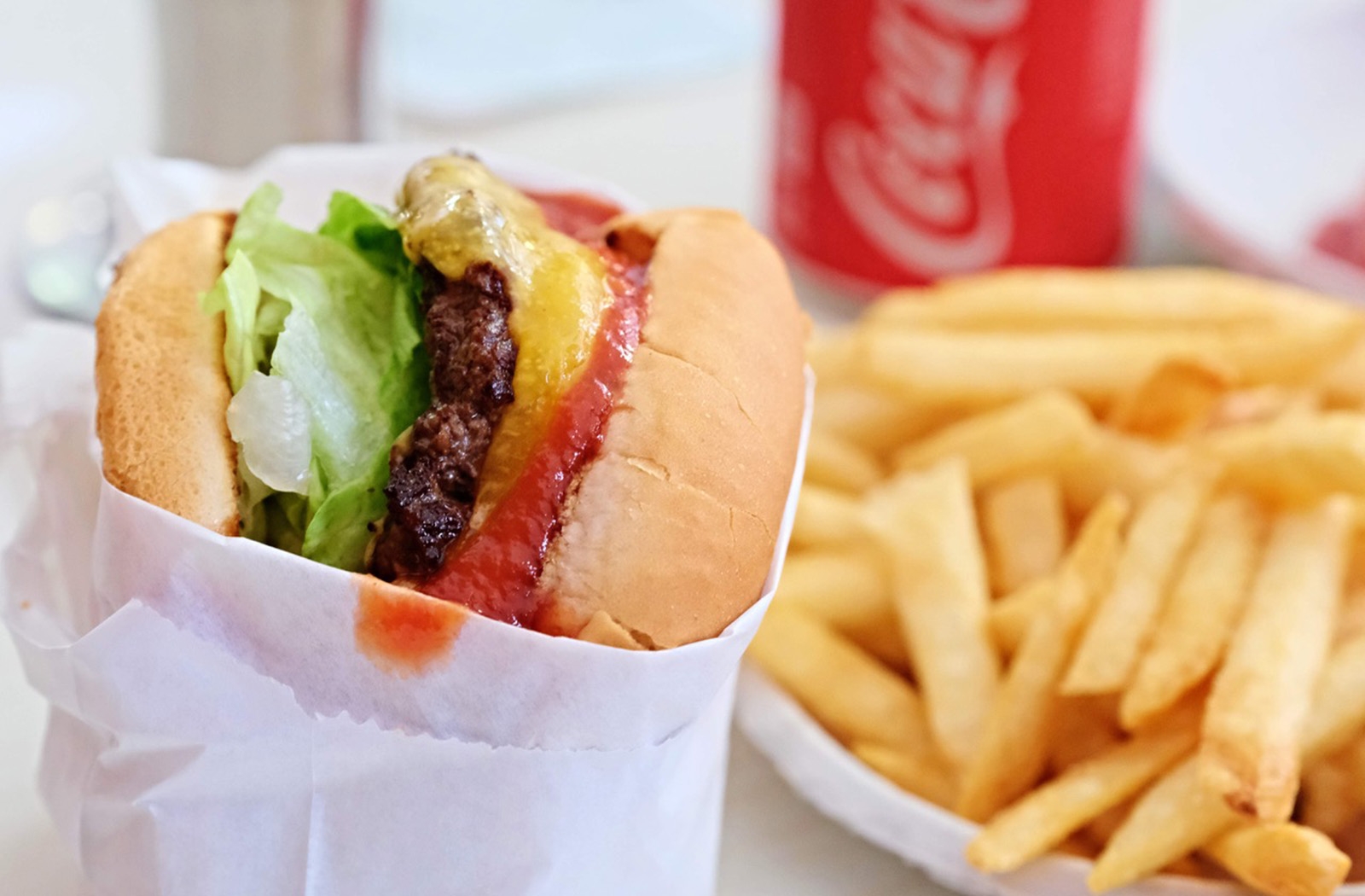 Burger zavání klasikou, ale své dělá vlastní BBQ omáčka, roztavený plátek sýru Tillamook Cheddar, opečená houska, majonéza, naložená okurka a salát