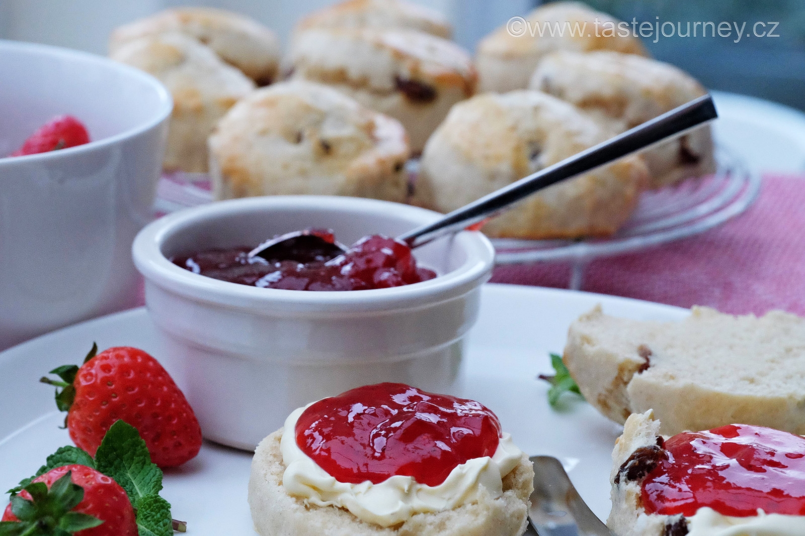 Scones patří k anglickému čaji. S hustou smetanou a jahodovým džemem