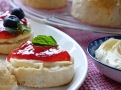 Smetana je hustá tak, že ji nemusíte šlehat. Clotted cream