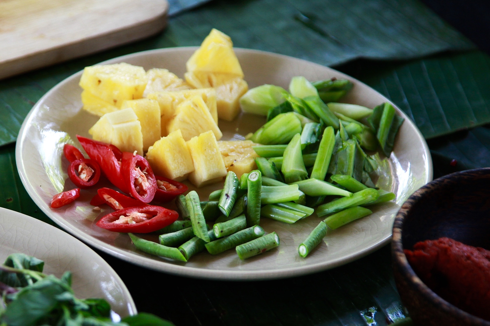 Nezbytné suroviny na červené kari/ pasta, ananas, kadeřávek, fazolky a chilli paprička