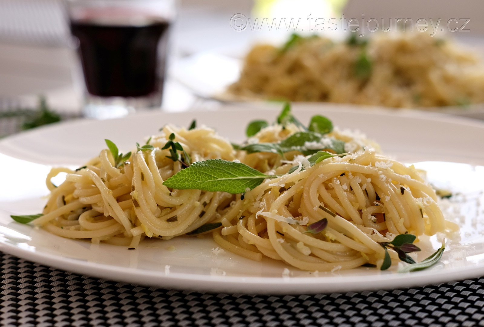 Lehké, osvěžující a voňavé - citrónové spaghetti s bylinkami