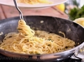 Vše v jedné pánvi, spaghetti nasáknou chuť bylinek a citrónu