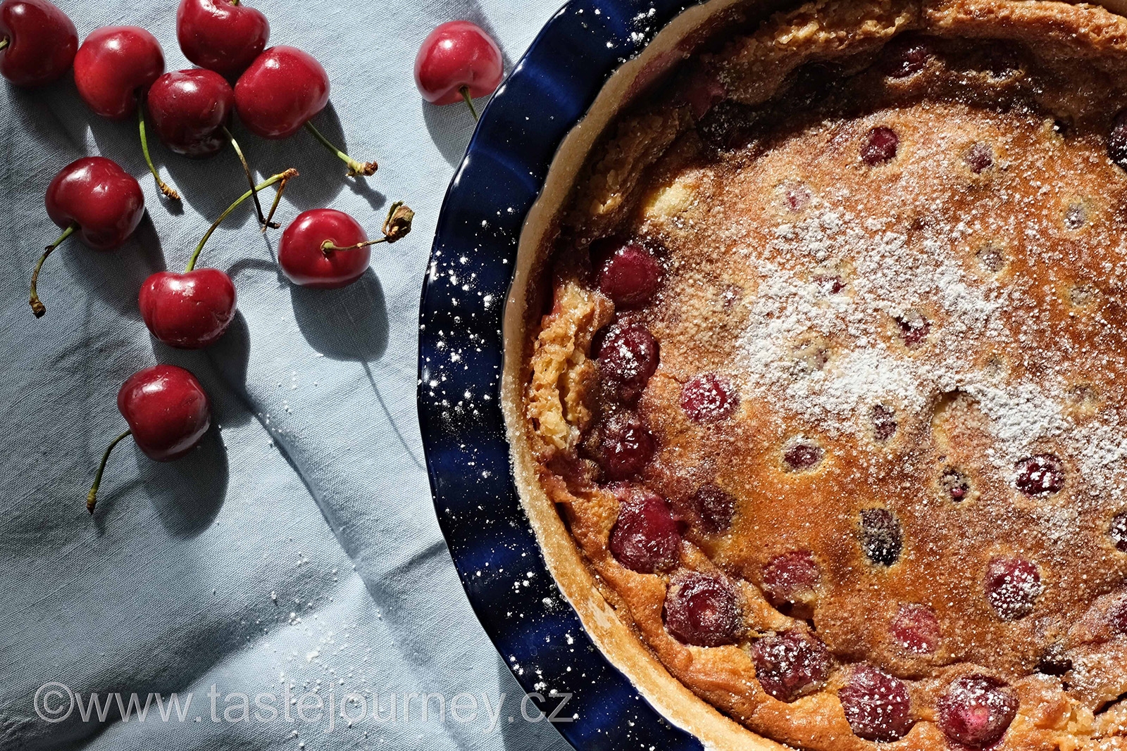 Clafoutis je typicky letní záležitost, nadýchaný, lehounký, spíše připomínající puding anebo nákyp než pravý koláč