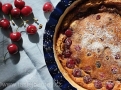 Clafoutis je typicky letní záležitost, nadýchaný, lehounký, spíše připomínající puding anebo nákyp než pravý koláč