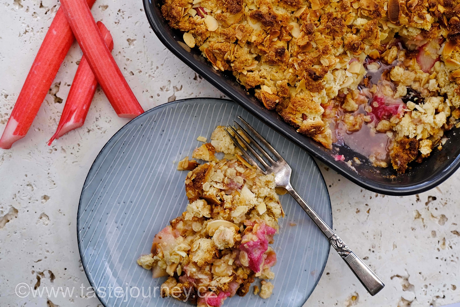 Nejžhavější trendy -granola, ořechy, vanilka, plátky mandlí, zdravá semínka, směsi vloček či müsli patří na crumble