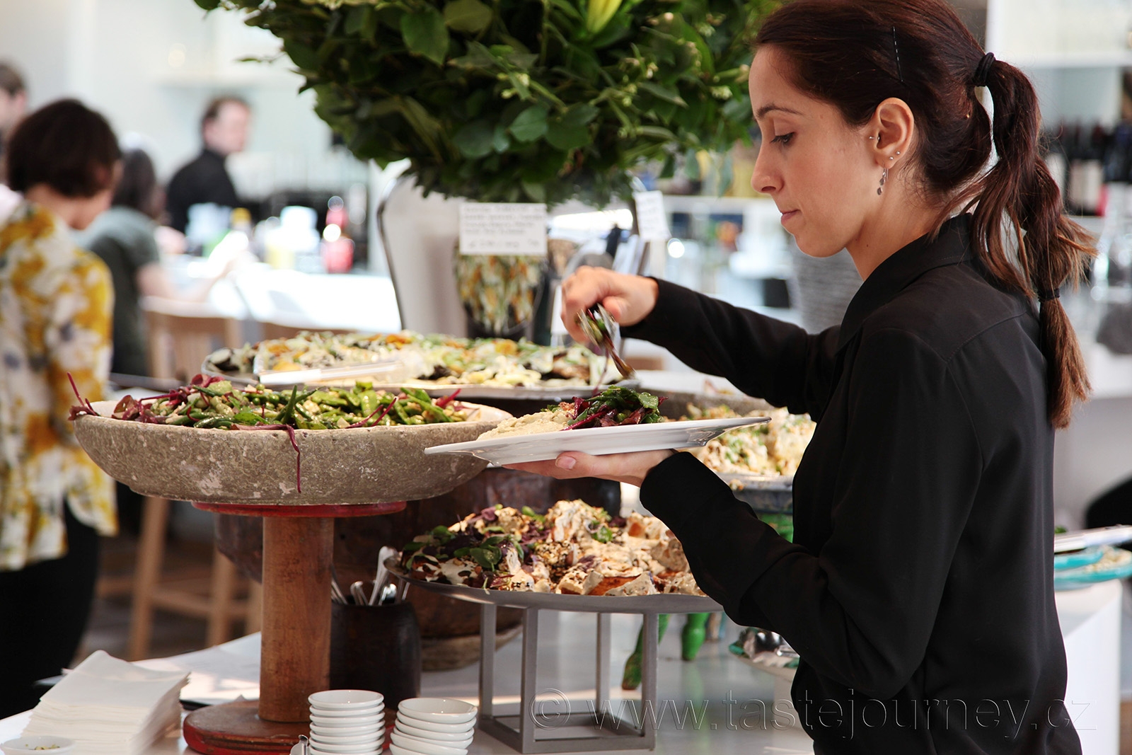 Výběr salátů v restauraci Ottolenghi