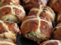 Hot cross buns symbolizují Velikonoce