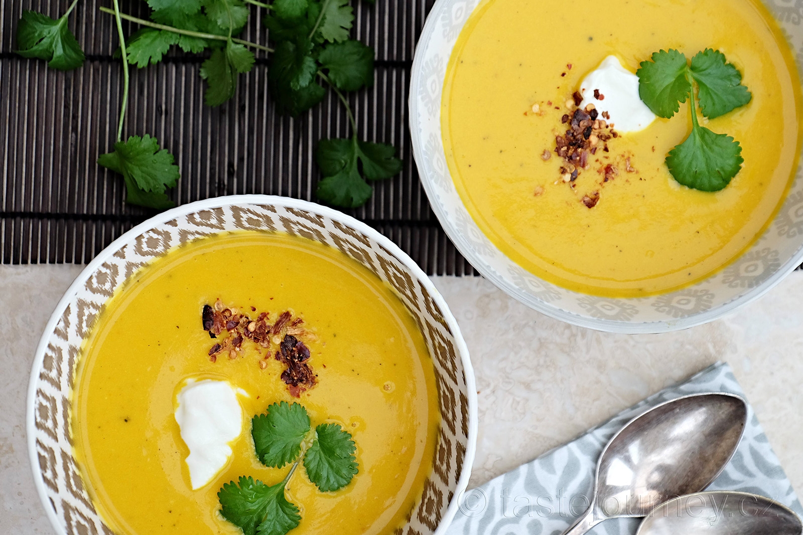 Indická dýňová polévka s kurkumou a zázvorem s chilli