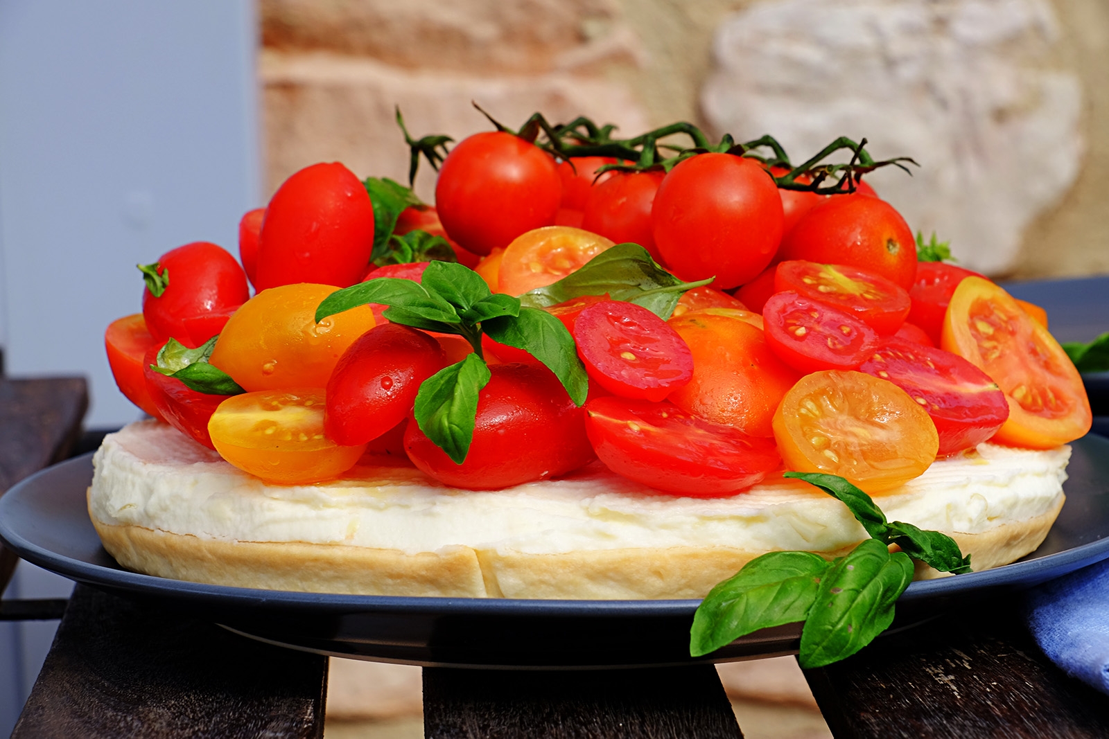 Čerstvost rajčat především vévodí slanému cheesecaku