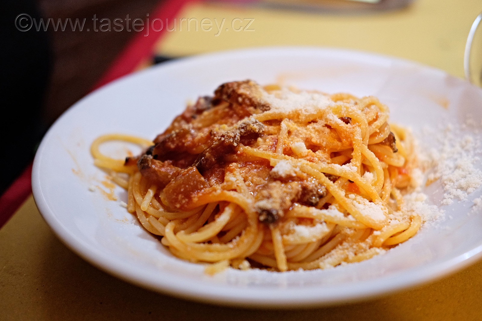 Nezbytnou surovinou k přípravě amatriciana je slanina, rajčata a sýr pecorino