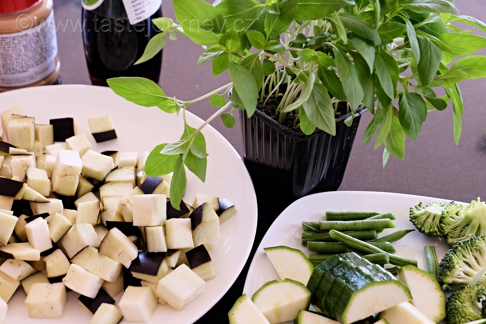 Lilek, zelenina a thajská bazalka - nezbytná zelenina pro kari