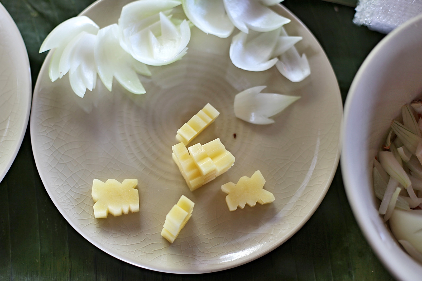 S cibulí a bramborami si pohrajte, měly by mít ty správně thajské tvary