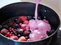 Místo do smoothie rozmixujte ovoce s jogurtem do dortu