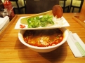 „Hot and spicy“  kuřecí polévka pho (Bun Ga Hue) doplněná limetkou, chilli papričkami, bambusovými výhonky a čerstvými bylinkami
