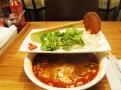 „Hot and spicy“  kuřecí polévka pho (Bun Ga Hue) doplněná limetkou, chilli papričkami, bambusovými výhonky a čerstvými bylinkami