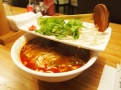 „Hot and spicy“  kuřecí polévka pho (Bun Ga Hue) doplněná limetkou, chilli papričkami, bambusovými výhonky a čerstvými bylinkami