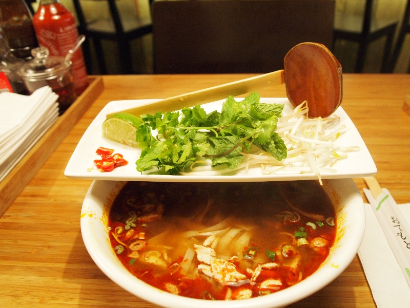„Hot and spicy“  kuřecí polévka pho (Bun Ga Hue) doplněná limetkou, chilli papričkami, bambusovými výhonky a čerstvými bylinkami
