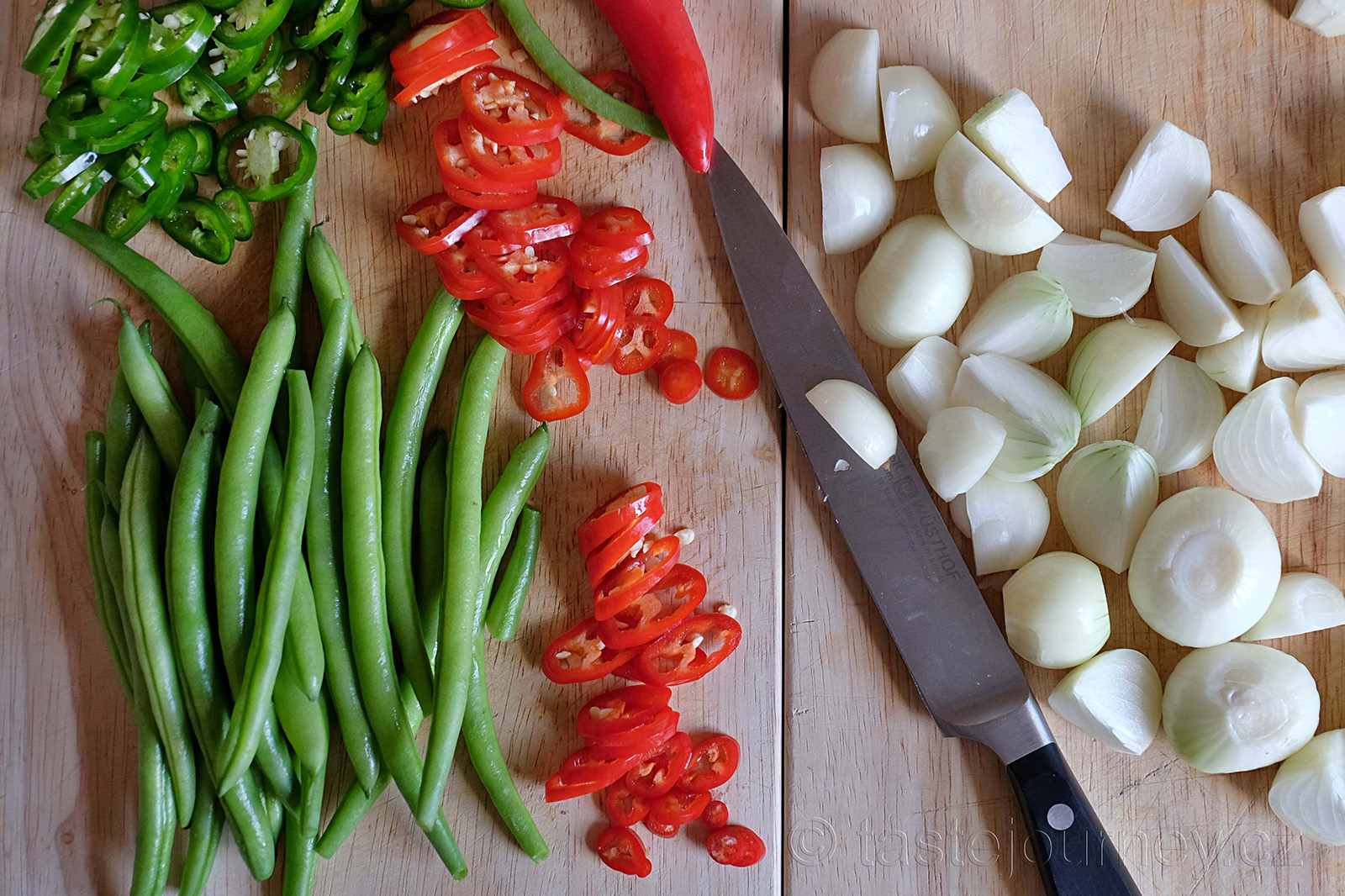 Kulaté šalotky, chilli papričky a fazolky - základní suroviny pro piccalilli