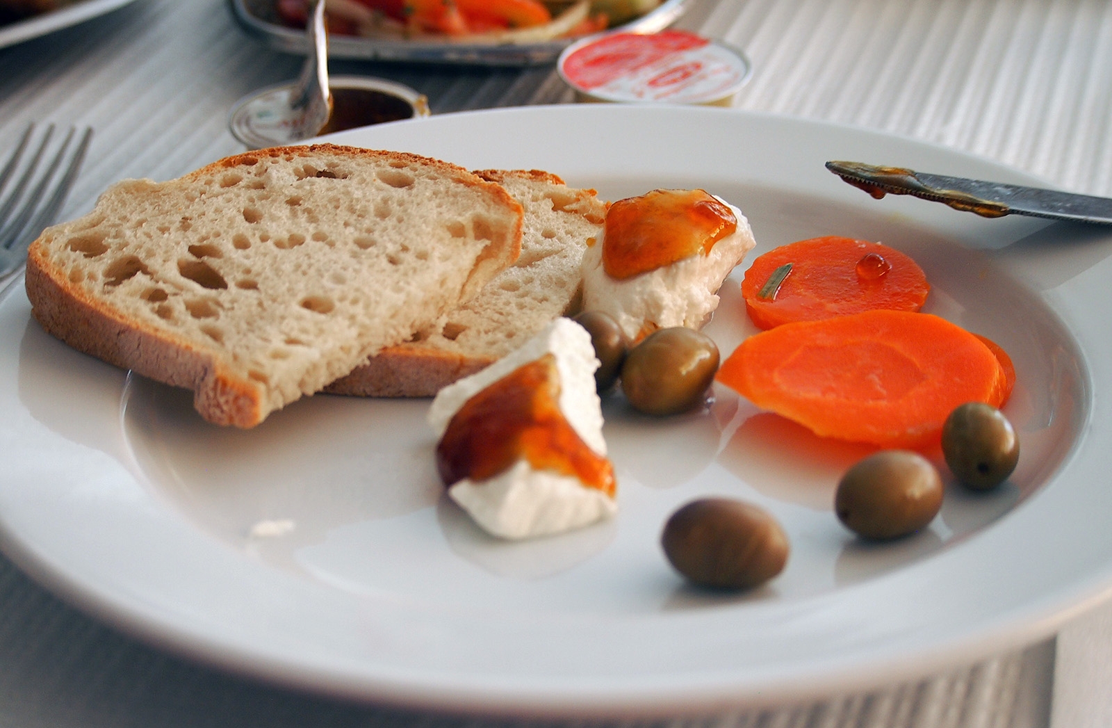 Sýr s melounovou marmeládou, naložená mrkev a olivy