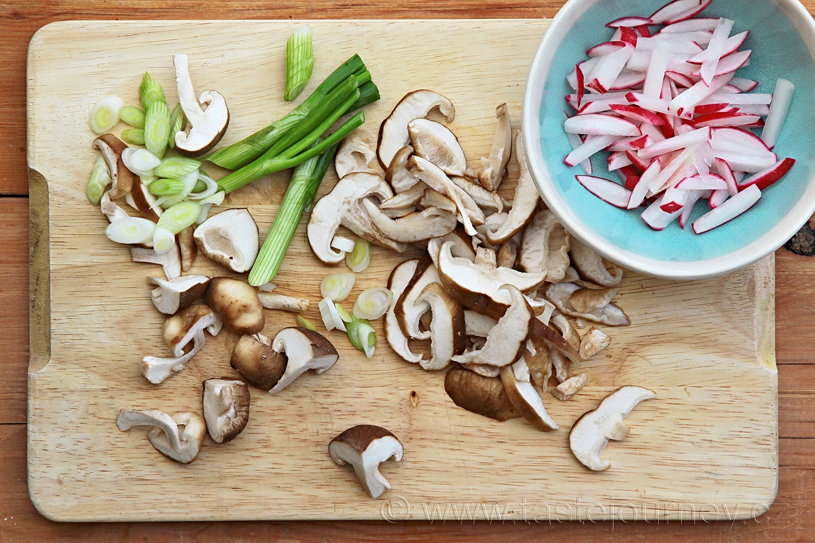 Shiitake houby, jarní cibulka a červená ředkvička do polévky miso