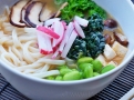 Ředkvička, brokolice, kadeřávek, edamame a shiitake v miso polévce