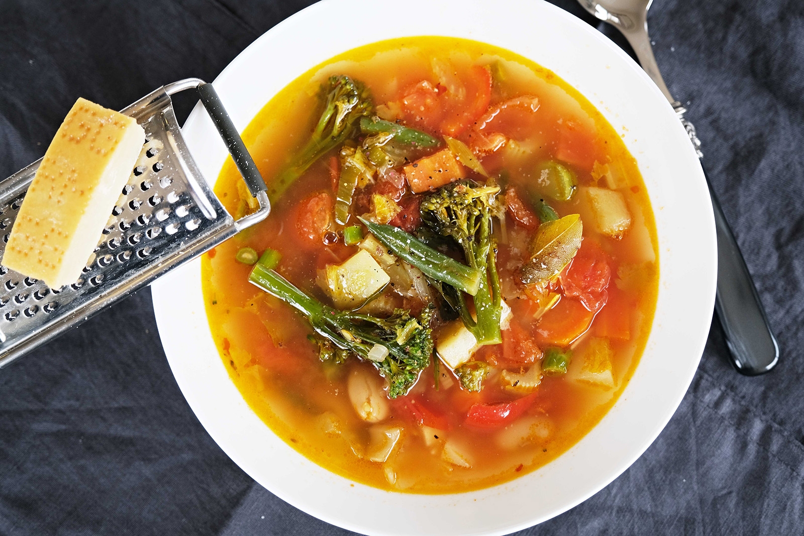 Italská zeleninová polévka minestrone. Pro dochucení použijte parmazán.