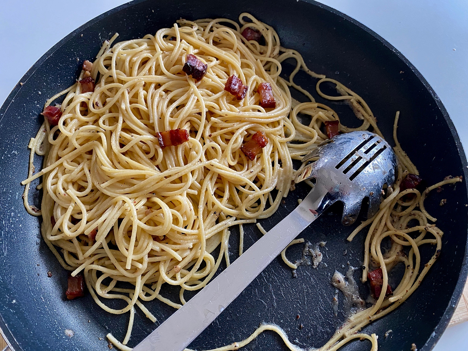Spaghetti alla gricia. Pokrm vyniká snadnou přípravou, i počtem ingredienci, které k přípravě potřebujete.