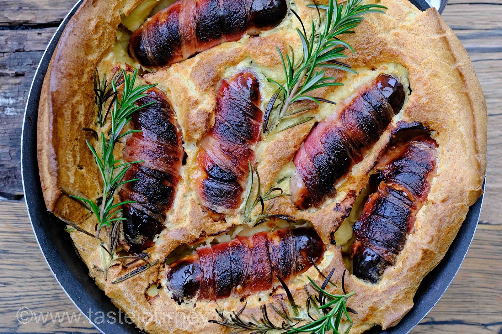 Jídlo z britských klobásek a yorkshirského těstíčka se jmenuje Toad in the hole