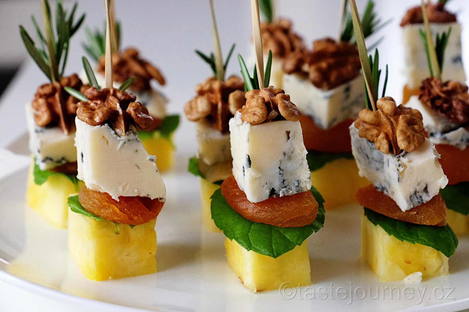 Gorgonzola, ananas,meruňka, máta a ořech