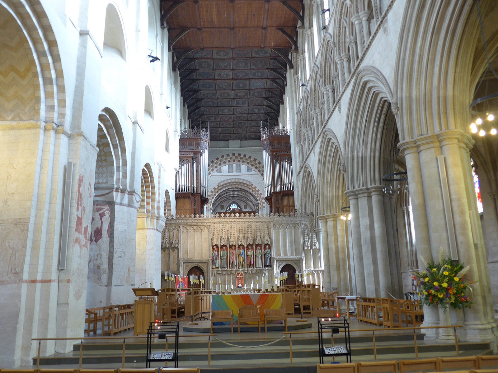 The Cathedral and Abbey Church of St. Alban s nejdelší kostelní lodí v Anglii