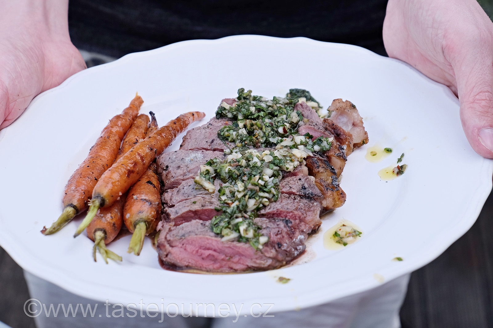 Hovězí steak s pikantní bylinkou omáčkou chimichuri a mrkvičkami