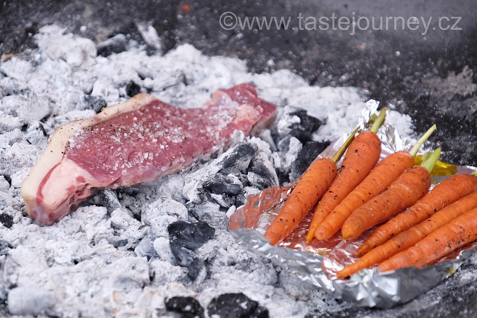 Steak  grilovaný  přímo na rozpáleném uhlí s mrkvičkami