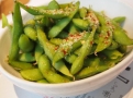 edamame – zelené sojové boby s česnekem a chilli solí