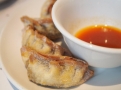 ebi gyoza – smažené krevetkové a zeleninové taštičky s pikantní citrusovou omáčkou