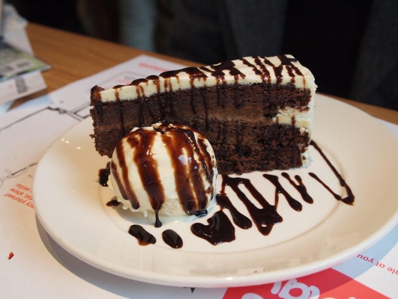 chocolate fudge cake – čokoládový dort s tmavou wasabi omáčkou a vanilkovou zmrzlinou