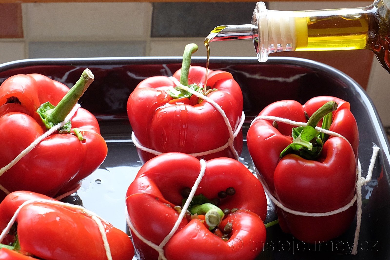 Papriky před pečením ještě polijte kvalitním olivovým olejem