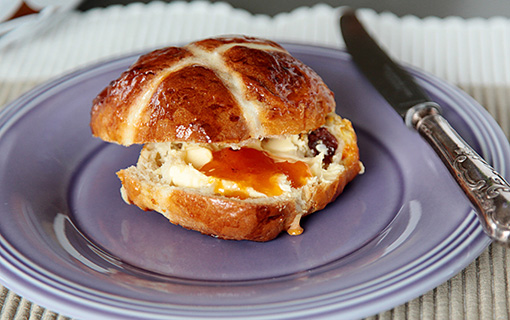 Britský mazanec – hot cross buns neboli bochánky s křížem