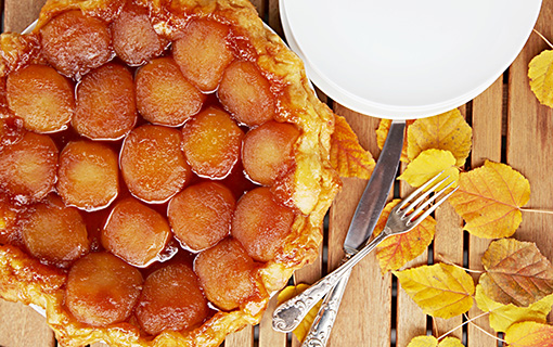 Jablka a slaný karamel. Tarte Tatin je francouzský koláč postavený na hlavu