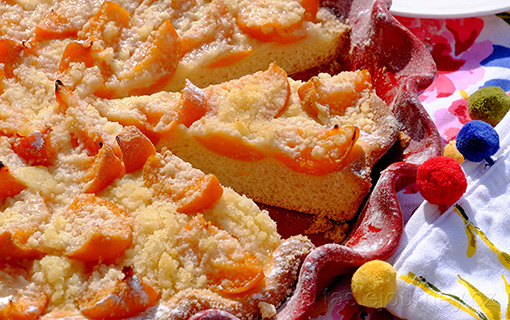 Meruňkový kynutý koláč s mandlovou drobenkou