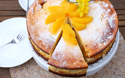 Inspirujte se tvarohovým dortem s broskvemi. Žlutá je barva Velikonoc.