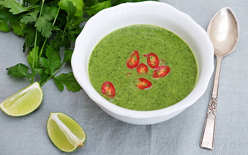 Bylinková super zdravá zelená polévka. Bylinky však nevařte, jen rozmixujte.