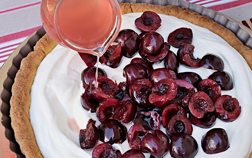 Třešně, pistácie a růžový sirup v křehkém koláči s chladivým jogurtovým krémem