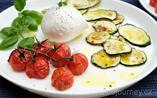 Poslední doteky léta – mozzarella s pečenou cuketou a cherry rajčátky.